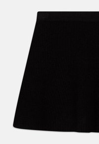 Jupe noire en tricot côtelé avec un design évasé et une taille lisse. Fabriquée à partir d'un matériau doux, avec un motif texturé sur l'ensemble.