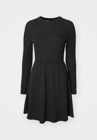 Robe longue à manches longues en tricot gris foncé avec corsage côtelé, taille ajustée et jupe évasée sur fond blanc uni.