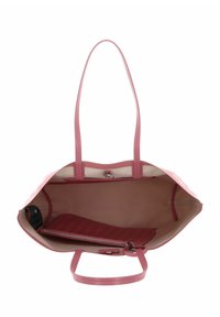 Sac fourre-tout en cuir rose avec une texture lisse, un design ouvert, une poche intérieure et des poignées doubles ; il se distingue par une doublure de couleur claire contrastante.