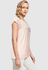 Merchcode SUMMER AND CHILL RAINBOW EXTENDED SHOULD - T-shirts print - pink