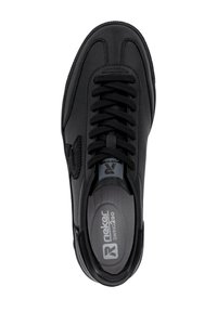 Sneaker in pelle nera con una texture liscia, forma arrotondata e lacci piatti. Presenta il logo sul lato e una soletta imbottita per il comfort.