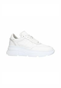 Witte sneaker met een bovenkant van textuurleer, gestikte accenten en een dikke rubberen zool. Beschikt over platte veters en een ronde teenvorm.