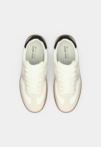 Βίγκαν αθλητικά παπούτσια με λευκό και μπεζ χρωματικό συνδυασμό, με λείο συνθετικό άνω μέρος, κλείσιμο με κορδόνια και λαστιχένια σόλα με μαύρη λεπτομέρεια.