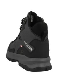 Bota de senderismo negra hecha de material sintético, con tobillo alto, superficie texturizada, suela de goma y cierre con cordones. Logo "DACHSTEIN" visible.