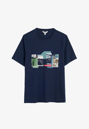 Temno modra bombažna majica s večbarvno grafiko, ki prikazuje pokrajinske elemente, vključno z gorami in nebom, v pravokotnih oblikah.