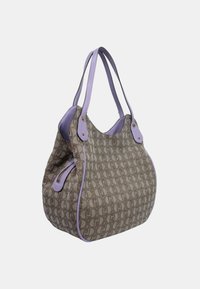 Borsa tote in tessuto marrone con un design a motivo, caratterizzata da dettagli e manici in pelle lavanda, e una tasca laterale con cerniera.