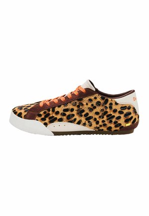 Sneaker met laag profiel met luipaardprint, bruine suède accenten, oranje veters, witte neuskap en hiel en een gestructureerde rubberen zool.