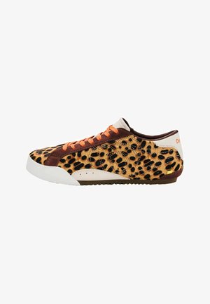 Niedrigprofil-Sneaker mit Leopardenmuster, braunen Wildledereinsätzen, orangen Schnürsenkeln, weißer Zehenkappe und Ferse sowie strukturierter Gummisohle.