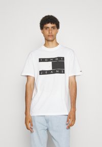 Tommy Jeans SPRAY FLAG TEE UNISEX - Triko s potiskem - white