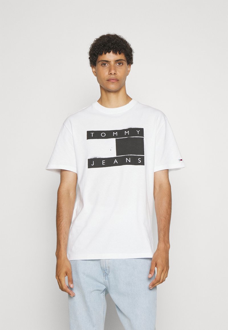 Tommy Jeans SPRAY FLAG TEE UNISEX - Triko s potiskem - white