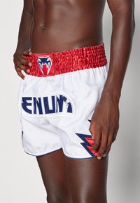Venum INFERNO 2.0 MUAY THAI SHORTS - Sportiniai šortai - snow white/red