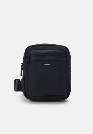 ESSENTIAL CONV REPORTER  - Torba preko tijela - black