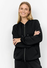 Černá zipová mikina vyrobená z hladkého materiálu, s podšitým kapucí, elastickými manžetami a postranními kapsami, s minimalistickým designem.