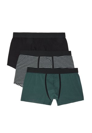 Tres calzoncillos bóxer para hombre en negro, gris con rayas negras y verde sólido con ribete negro, dispuestos apilados sobre un fondo blanco.