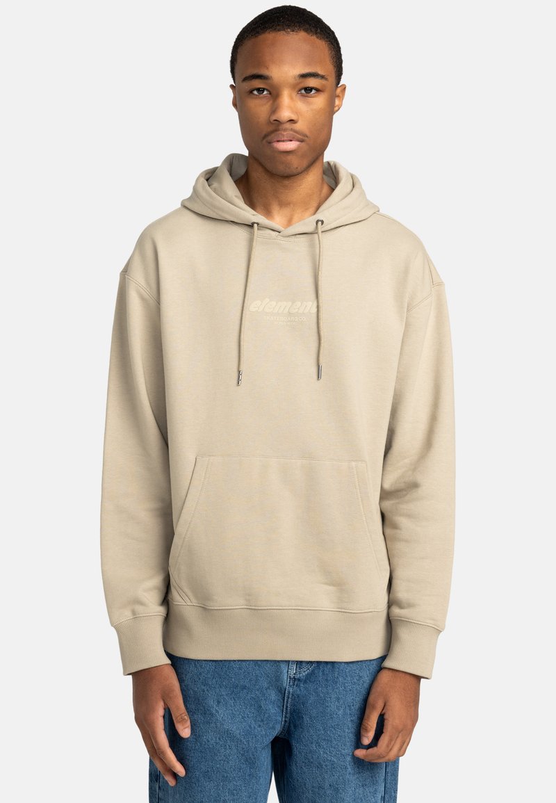 Beige hættetrøje med frontlomme, snore og et diskret logo. Blødt stof med en afslappet pasform og ribbede manchetter.