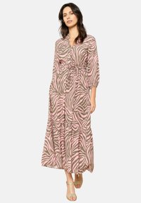 Maxikleid im rosa und khaki Zebra-Druck, mit durchgehender Knopfleiste, gerafftem Tailleneinsatz und dreiviertellangen Puffärmeln. Strukturierte Stoffdetails sind sichtbar.