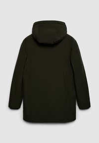 Cappotto invernale verde scuro con cappuccio, caratterizzato da una texture opaca e liscia, silhouette allungata e design minimalista senza elementi hardware visibili.