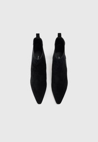 Botine negre din suede, cu vârful ascuțit, având un design elegant și o bandă pentru a fi trase. Textură netedă cu un aspect minimalist.