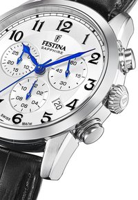 Orologio cronografo in argento con quadrante bianco texturizzato, lancette blu, numeri arabi neri e cinturino in pelle nera. Caratteristiche includono sottocronografi e corona in acciaio inossidabile.