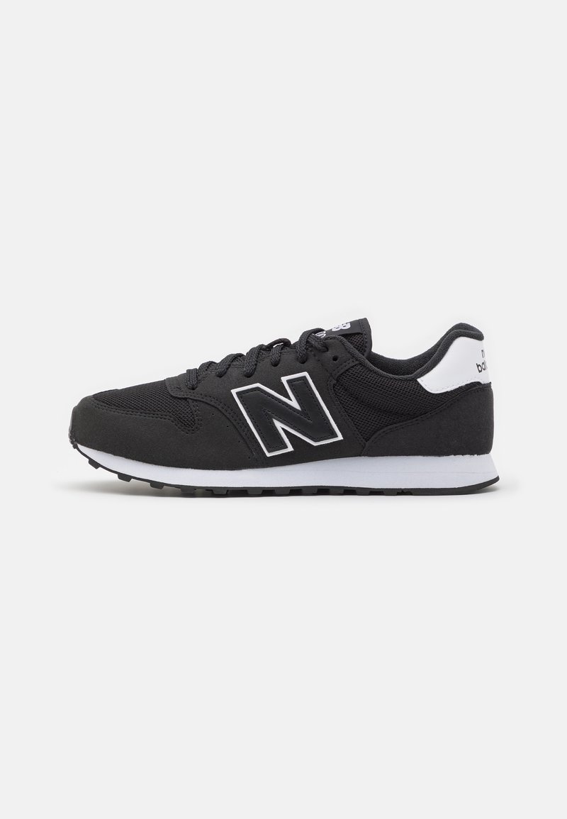 Baskets de sport New Balance noir et blanc avec tige en mesh et daim, fermeture à lacets et logo sur le côté et le talon.