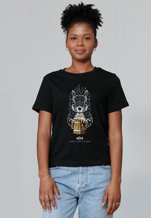 Zwarte katoenen t-shirt met een grafisch ontwerp van een cartooneske eekhoorn die een vat vasthoudt, met witte en bruine accenten en een ronde halslijn.