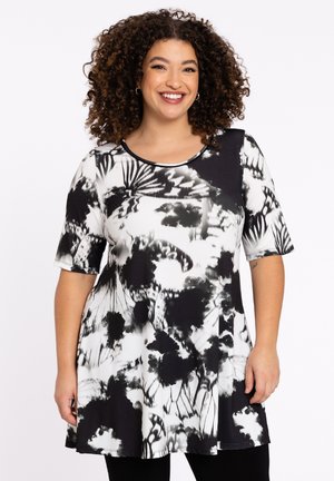 Tunique noir et blanc à manches courtes, col arrondi et motifs floraux abstraits. Tissu doux et extensible avec une coupe décontractée.