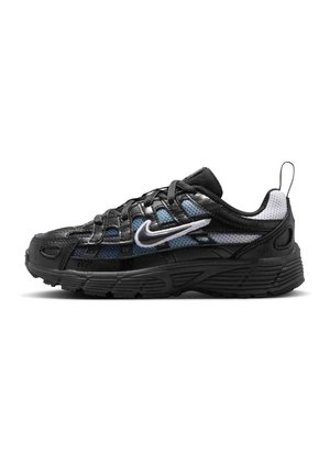 Chaussure de course Nike noire et bleue avec un swoosh blanc, des panneaux en mesh, un design à lacets et une semelle épaisse texturée sur fond blanc.