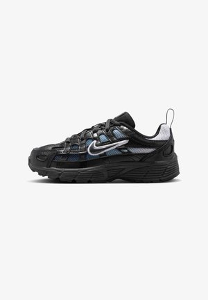Chaussure de course Nike noire et bleue avec un swoosh blanc, des panneaux en mesh, un design à lacets et une semelle épaisse texturée sur fond blanc.
