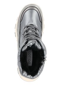 Botas de tobillo de cuero gris con forro de pelo sintético, punta redonda, acentos metálicos texturizados y suela de goma texturizada beige.