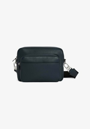 Borsa a tracolla in pelle di un blu navy scuro, con una tasca frontale con zip e tracolla regolabile. Superficie texturizzata con dettagli in metallo argentato.
