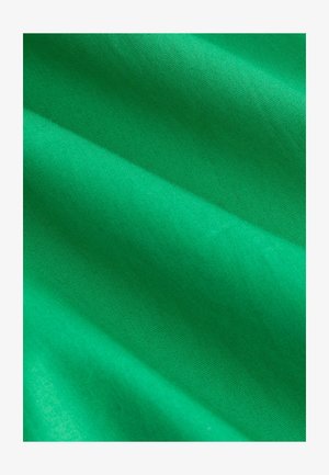 Tessuto verde brillante con una consistenza liscia, che mostra sottili pieghe e rughe. Il materiale appare leggero e uniforme nel colore.