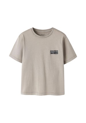 Beige katoenen T-shirt met korte mouwen, ronde hals en een kleine borstafdruk met de tekst "SUMMER AT THE COAST" en een zonpictogram.