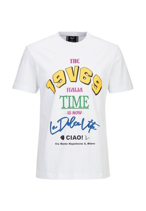 Weißes T-Shirt mit kurzen Ärmeln und buntem Text: „THE 19V69 ITALIA TIME IS NOW La Dolce Vita CIAO! Via Monte Napoleone 8, Milano.“