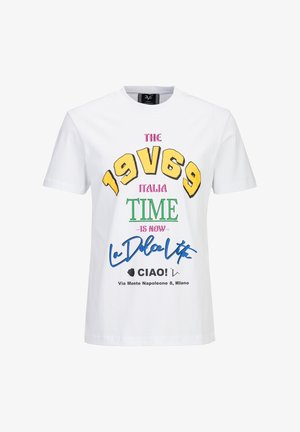 Weißes T-Shirt mit kurzen Ärmeln und buntem Text: „THE 19V69 ITALIA TIME IS NOW La Dolce Vita CIAO! Via Monte Napoleone 8, Milano.“
