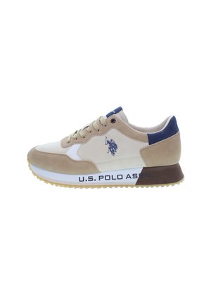 Beige semišové a textilní tenisky s bílými akcenty, modrými detaily a hnědou gumovou podrážkou s brandingem "U.S. POLO ASSN.".