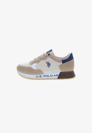 Beżowe zamszowe i materiałowe sneakersy z białymi akcentami, niebieskimi detalami i brązową gumową podeszwą, z logo "U.S. POLO ASSN.".