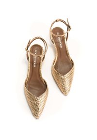 Goldene, geflochtene Sandalen mit einem spitzen Zehendesign, einem Knöchelriemen und einer strukturierten Oberfläche sowie einer glatten braunen Innensohle.