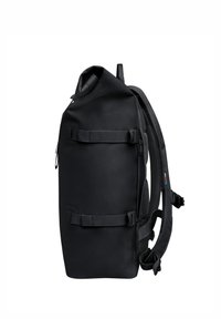 Czarny plecak z rolowanym designem, regulowanymi bocznymi paskami, wyściełanym siateczkowym tyłem i ergonomicznymi szelkami. Posiada zapinaną na zamek boczną kieszeń.