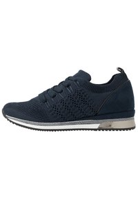 Marineblaue Sportschuhe mit einem gestrickten Obermaterial und Wildlederakzenten. Verfügt über ein Schnürdesign und eine strukturierte Sohle mit metallischen Verzierungen.