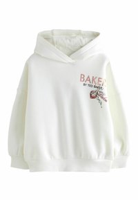 Biała bluza z kapturem, opadającymi ramionami i ściągaczami. Z przodu znajduje się napis "BAKER" oraz kwiatowy wzór. Miękka w dotyku.