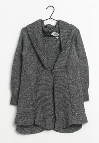 Grå stickad kofta med sjalkrage, öppen front och texturmönster, med en enda knäppning och långa ärmar.