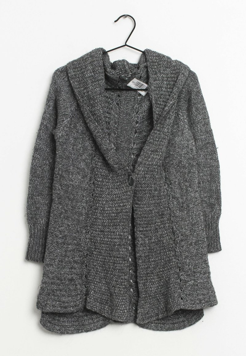 Grå stickad kofta med sjalkrage, öppen front och texturmönster, med en enda knäppning och långa ärmar.