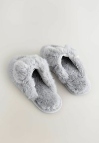 Grå fluffy hjemmesko med åben tå-design, blød tekstur og en luksuriøs pelsoverflade. Flad sål for komfort og nemt at have på.