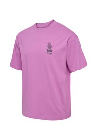 Lawendowa koszulka z krótkim rękawem z małym czarnym kreskówkowym królikiem i tekstowym logo „hummel sportstyle” na lewej piersi.