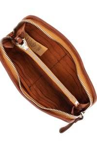 Borsetta in pelle marrone con una cerniera interna, più scomparti per carte e una texture liscia. Dotata di hardware color argento e di una fodera interna neutra.