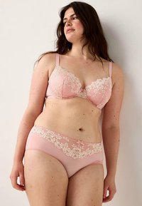Rosa BH med spetskant och matchande trosor, med blommönster och mjukt tyg. BH:n har justerbara band och en slät yta.