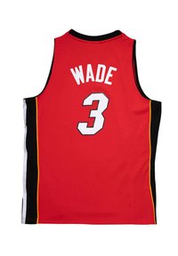 Rotes Basketball-Trikot mit schwarzen und gelben Akzenten, auf dem Rücken mit dem Namen "WADE" und der Nummer "3" in Weiß versehen. Mit Netzstruktur.