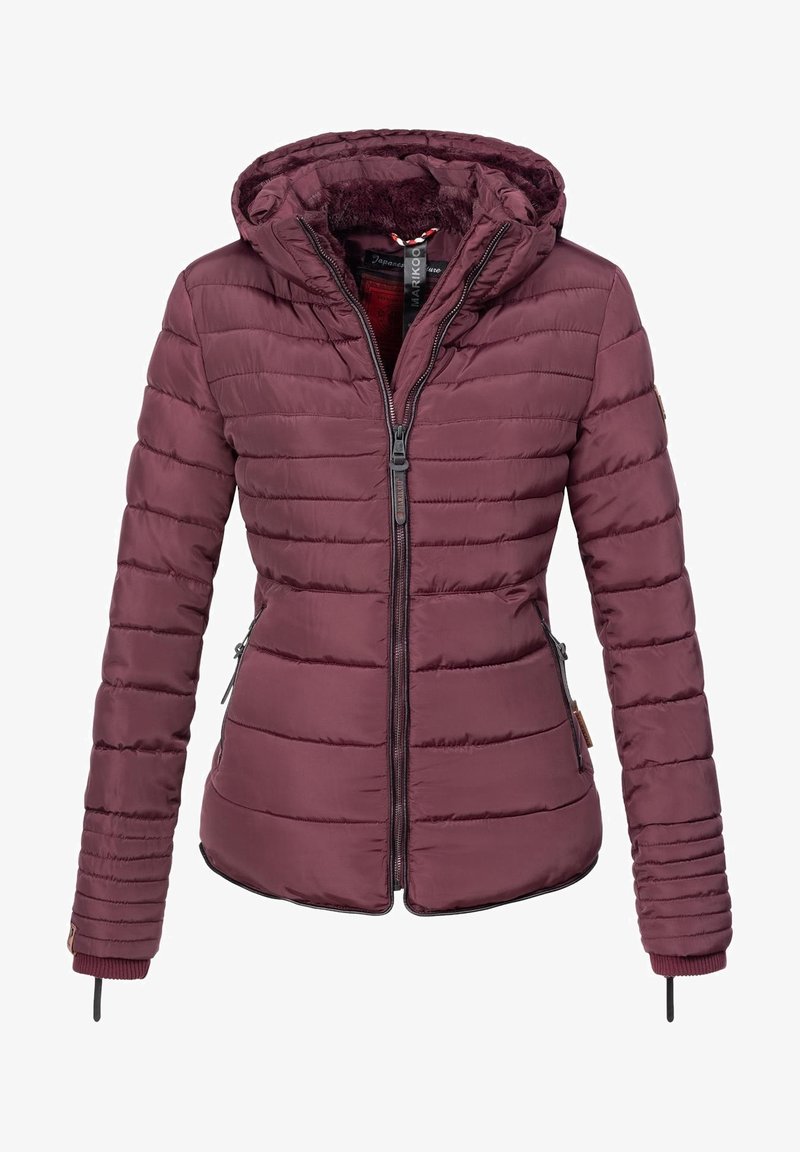 Veste matelassée bordeaux pour femme avec capuche, fermeture éclair devant, poches latérales zippées et poignets élastiques avec trous pour les pouces.