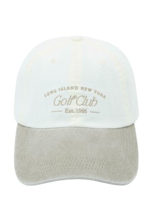 Bielo-béžová baseballová čiapka s vyšitým nápisom „Long Island New York Golf Club Est. 1995“ v béžovej farbe na prednom paneli.