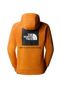 Sudadera naranja con un gran diseño de cuadrado negro en la parte posterior que presenta el logo "THE NORTH FACE" y el texto "NEVER STOP EXPLORING". Material de mezcla de algodón.